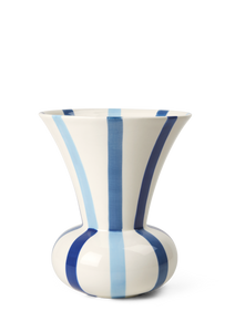 Blaue Vase mit Ikebanaeinsatz