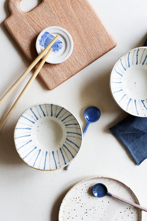 Kleine japanische Keramikschale mit Streifen